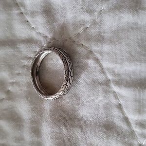 Silver ring - does not state SS